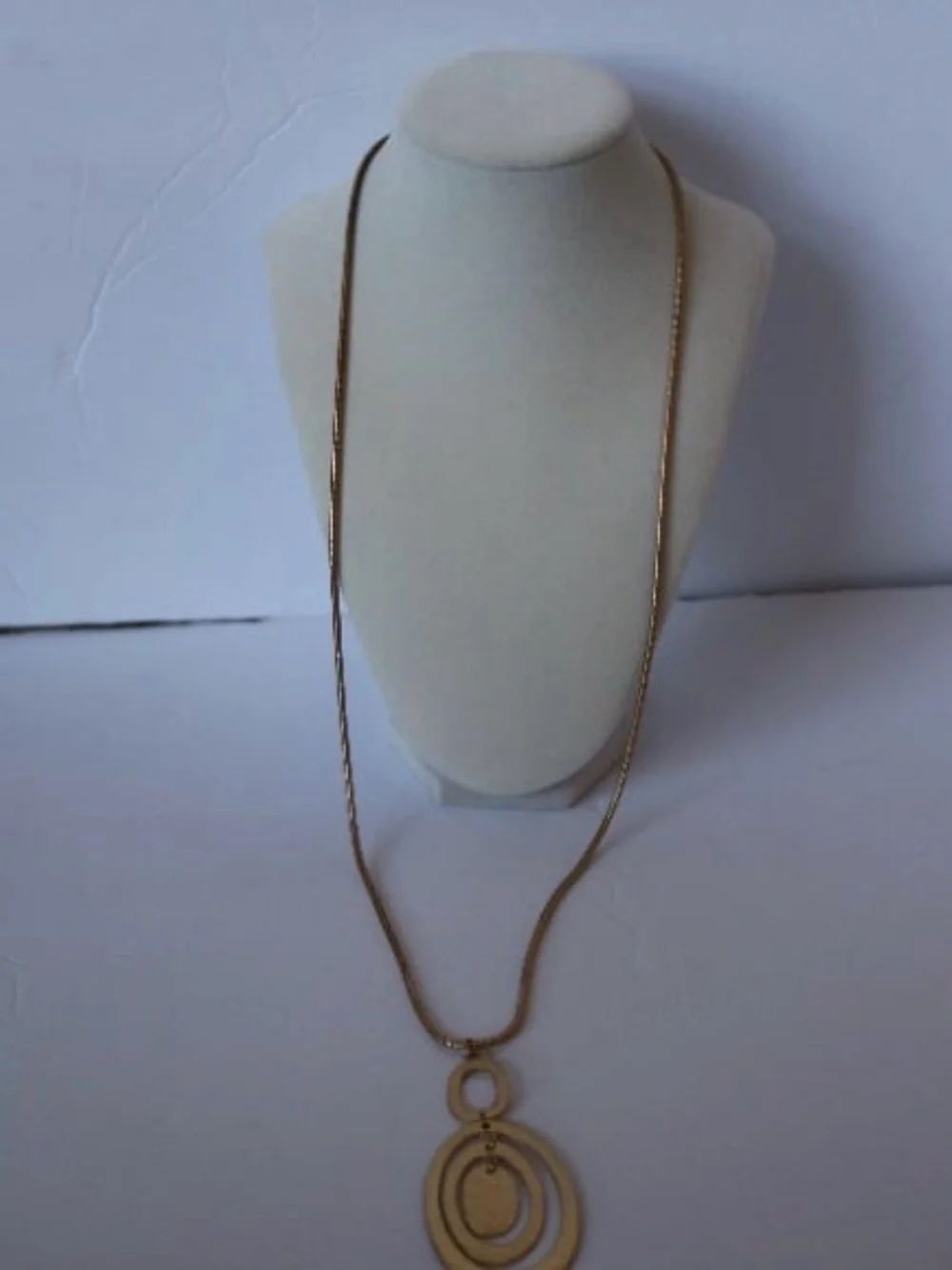 Vintage Gold Toned Geometric Oval Necklace 30